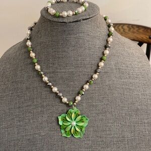 Green Flower pendant faux pearl green glass beaded necklace and bracelet set